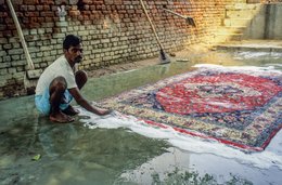 Agra;-Bricks;-Carpet;-Crafts;-Craftsman;-Craftsmanship;-Foam;-Hand-knotted-carpet;-India;-Kaleidos;-Kaleidos-images;-La-parole-à-limage;-Medallion;-Soap;-Stories-Pictures;-Tarek-Charara;-Uttar-Pradesh;-Washing;-Workshop;-Yard